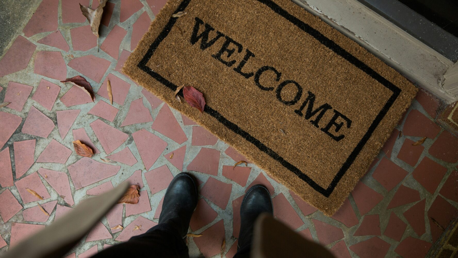 doormat and someone outside frontdoor